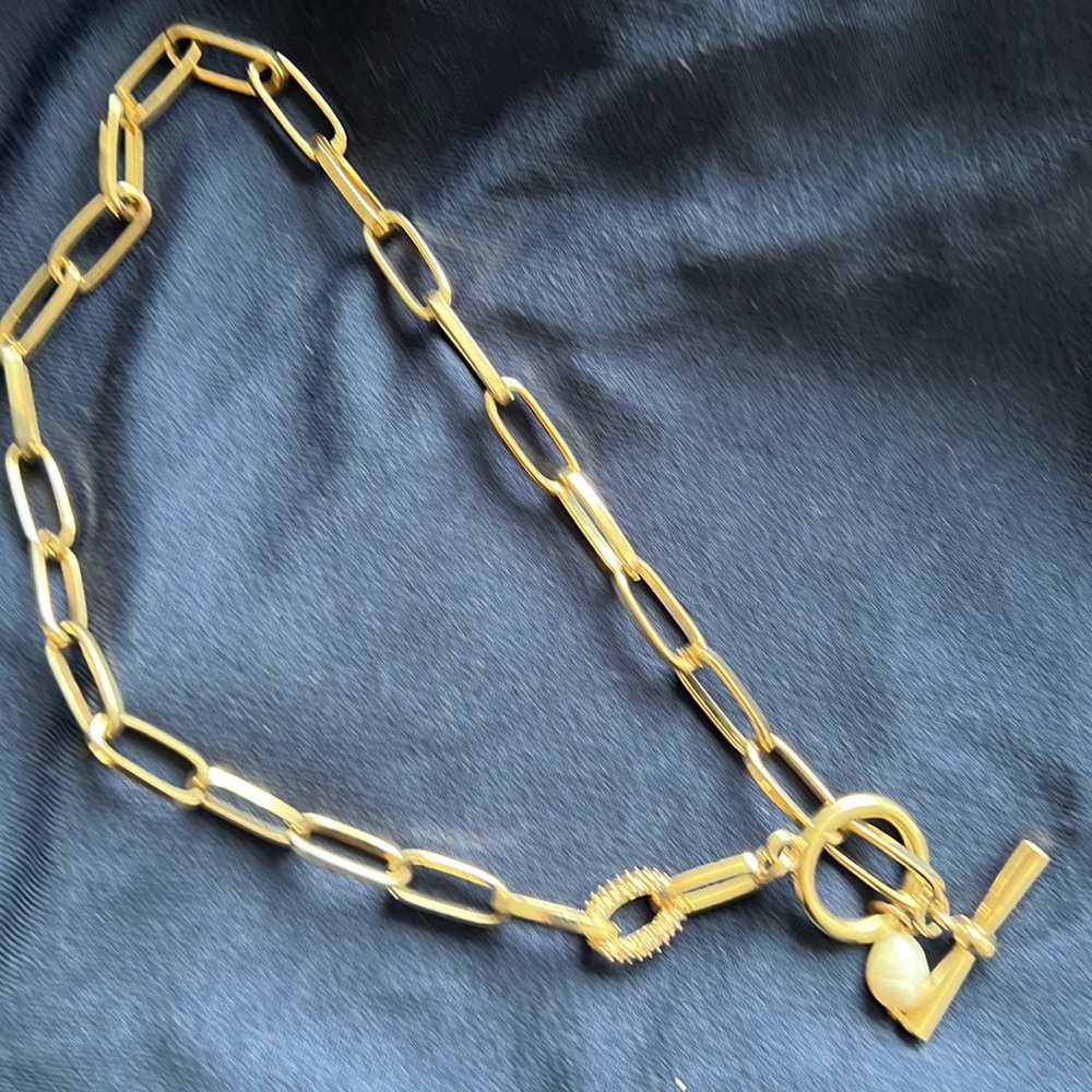 Gold tone with pearl chain neckles